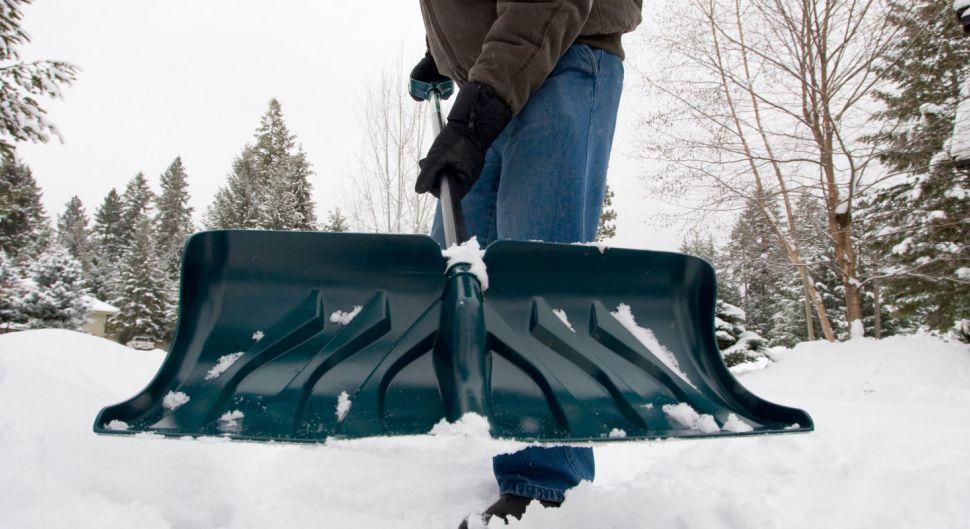 Как выбрать лопату для уборки снега